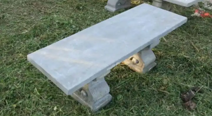 Bancos prefabricados.