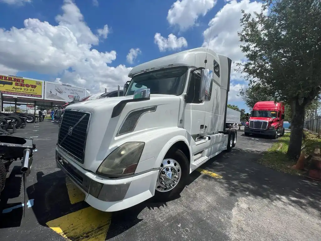 STOCK 1817 2014 VOLVO 670 SLEEPER  TRACTOR