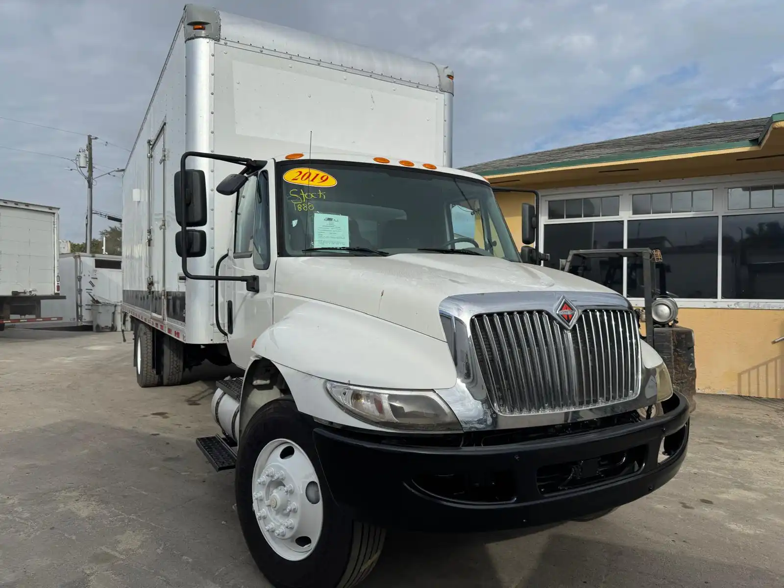 2019 INTERNATIONAL DURASTAR 4300 26FT DRY BOX STOCK 1888
