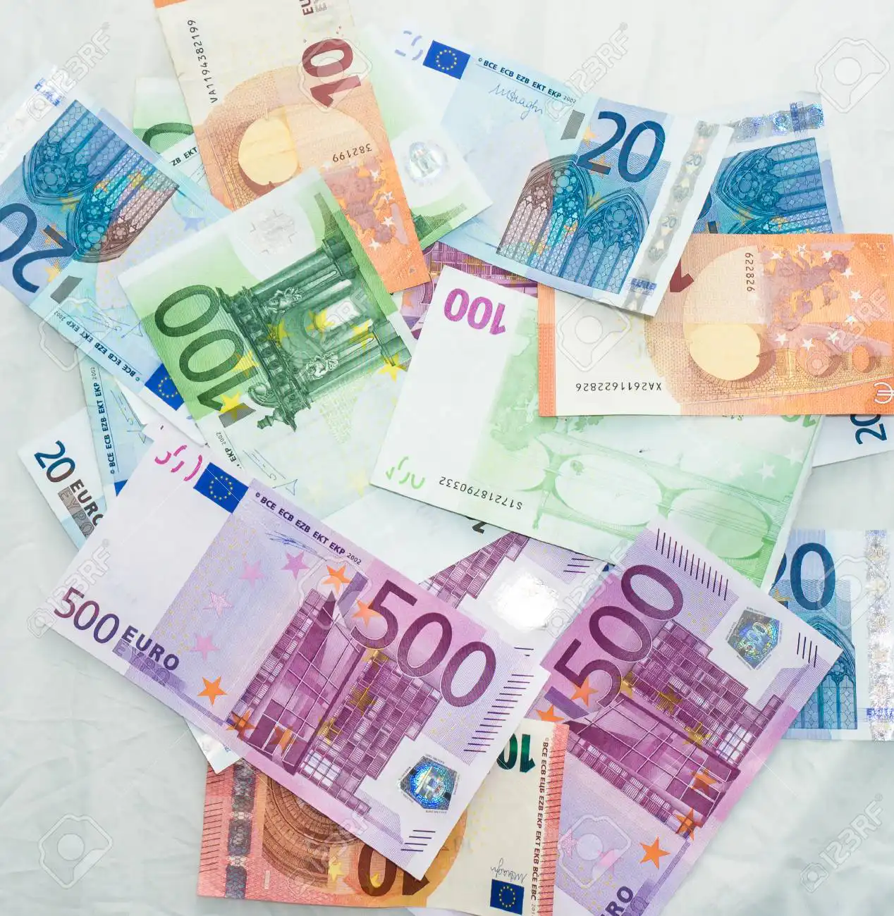 Los billetes de banco de alta calidad están disponibles en Dólares y Euros 